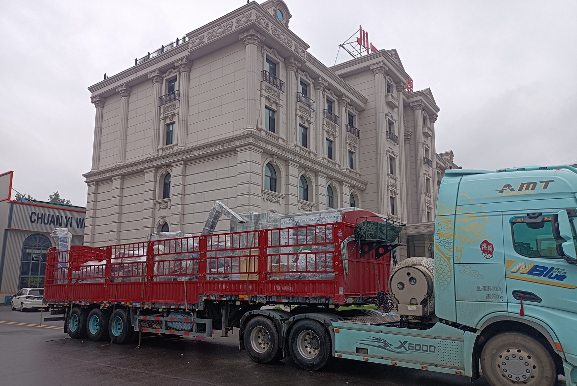 【川一股份】300大桶水灌裝線+3000小瓶灌裝線水廠設備裝車發(fā)往四川省黑水縣